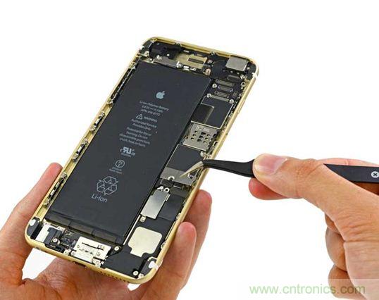 與iPhone 5S相比，電池尺寸更大，電池效率提高了16%。整部手機看起來就像一件藝術(shù)品，但看不到太多的內(nèi)部構(gòu)造。（來源：iFixit）